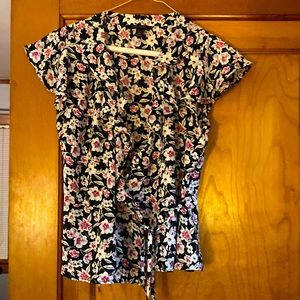 Shirt sleeve blouse. Small tie closure on inside and outside. Great condition